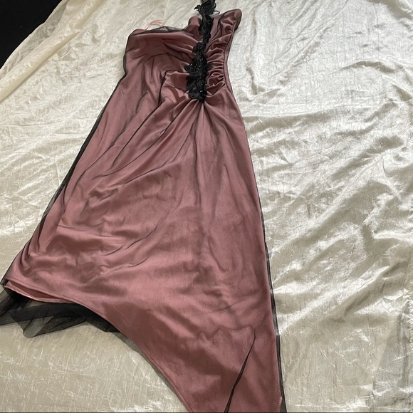 Pink and black one-shoulder asymmetrical formal dress with slit - Picture 4 of 15